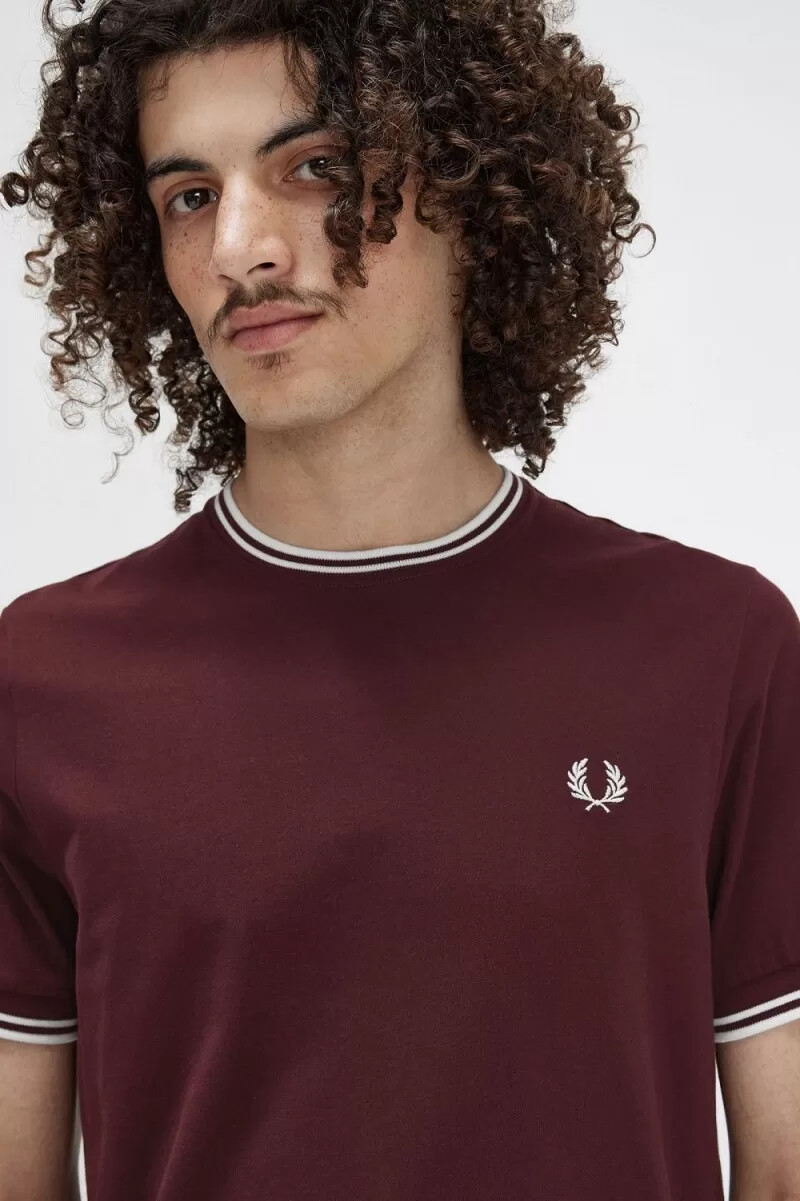 camiseta fred perry twin tipped para hombre color sangre de buey