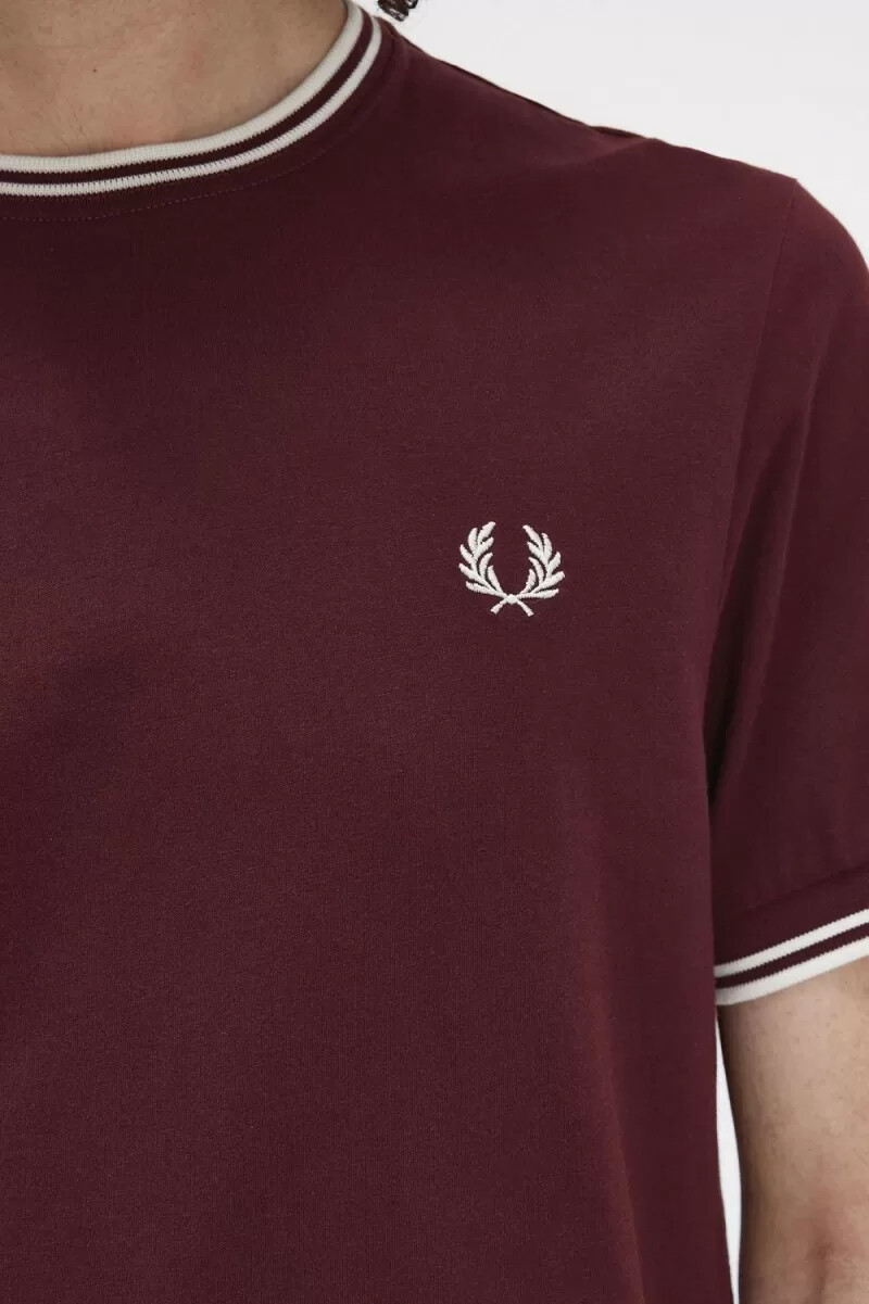 camiseta fred perry twin tipped para hombre color sangre de buey