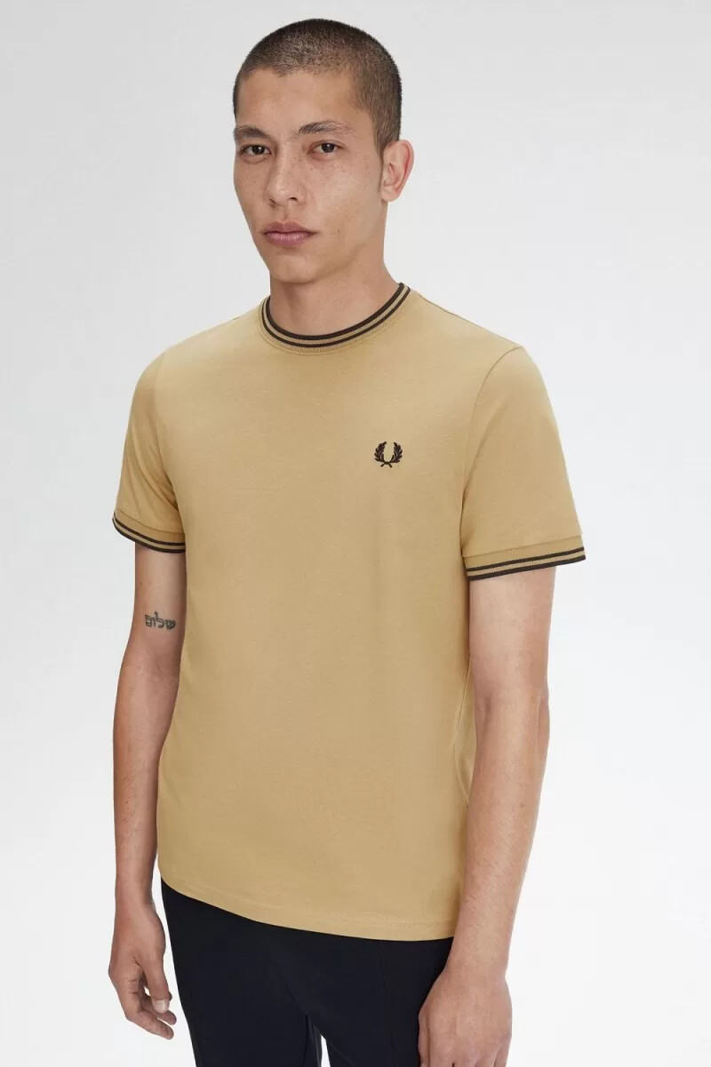 camiseta fred perry twin tipped para hombre verde y negra