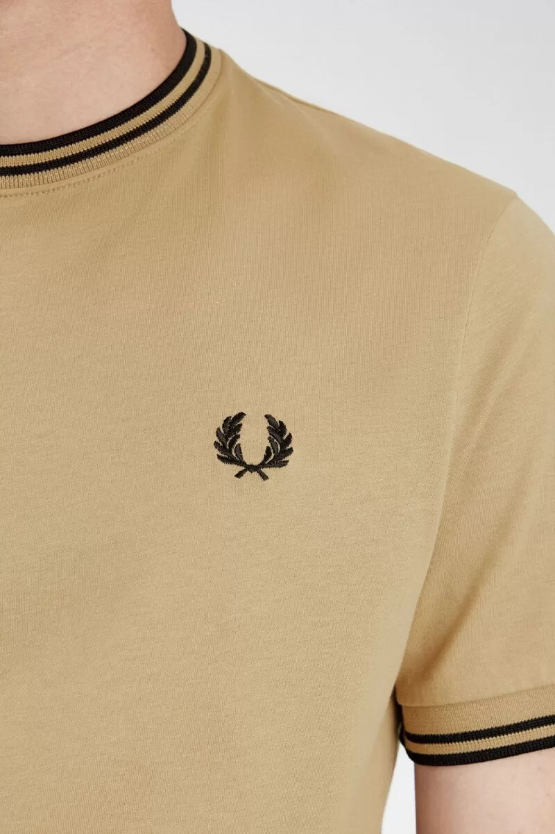 camiseta fred perry twin tipped para hombre verde y negra