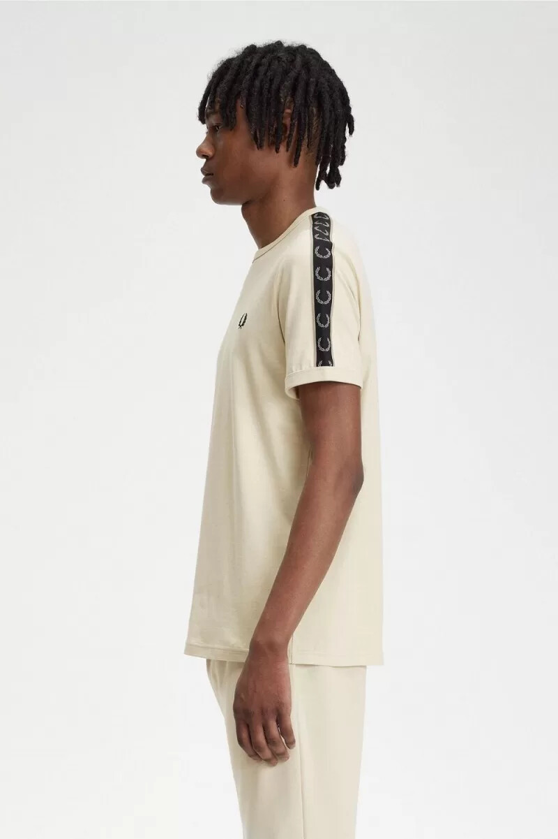 camiseta fred perry con ribetes y cinta en contraste para hombre color avena gris cálido