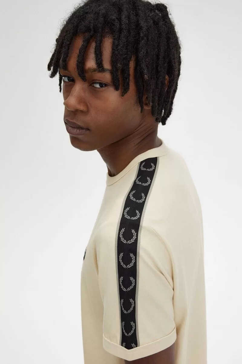 camiseta fred perry con ribetes y cinta en contraste para hombre color avena gris cálido