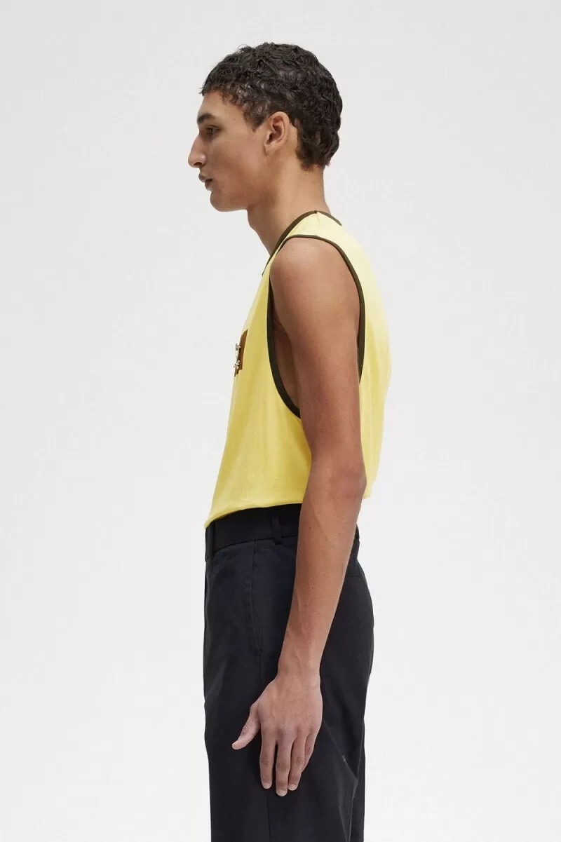 camiseta fred perry con estampado de hombre en color lima sucio