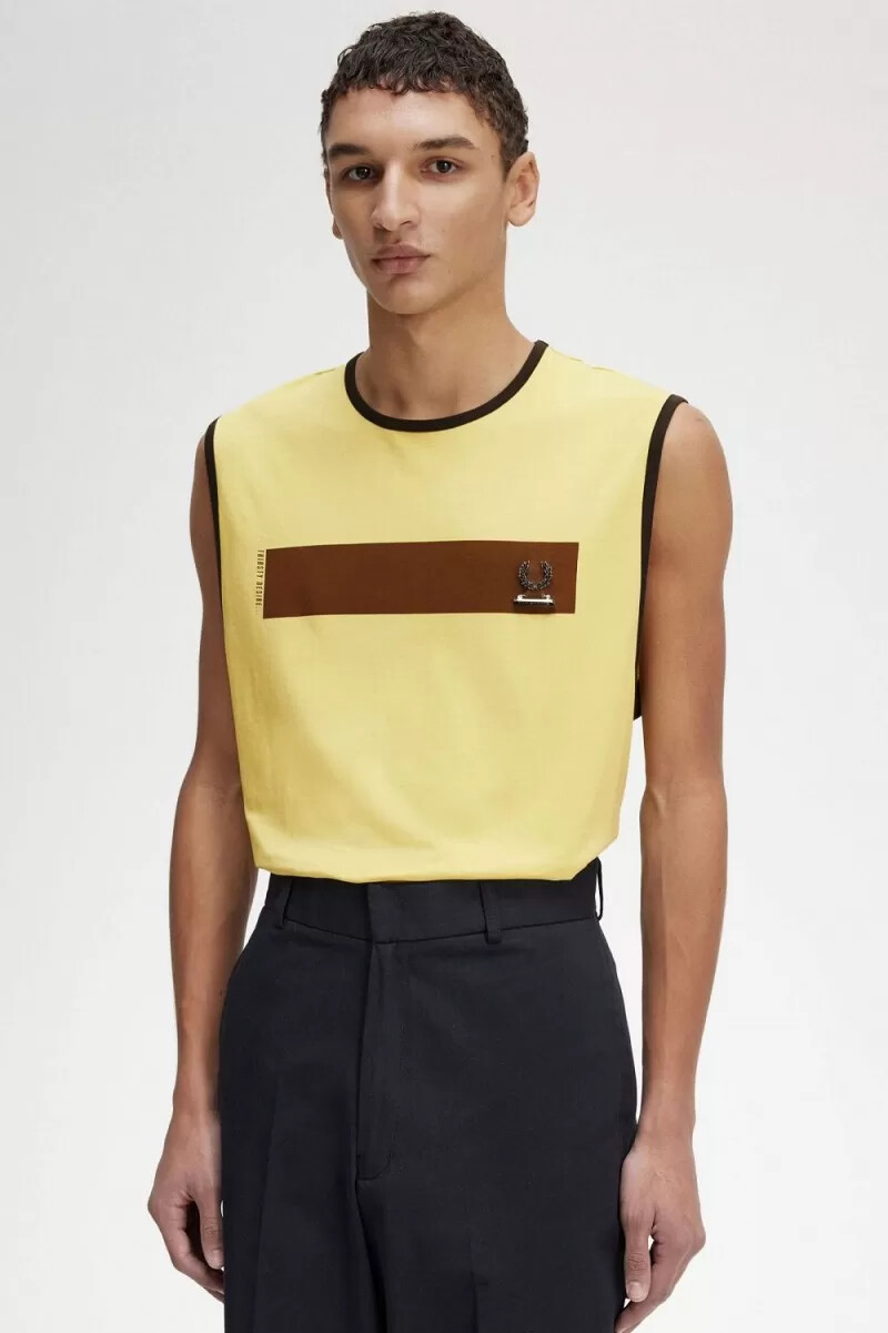 camiseta fred perry con estampado de hombre en color lima sucio
