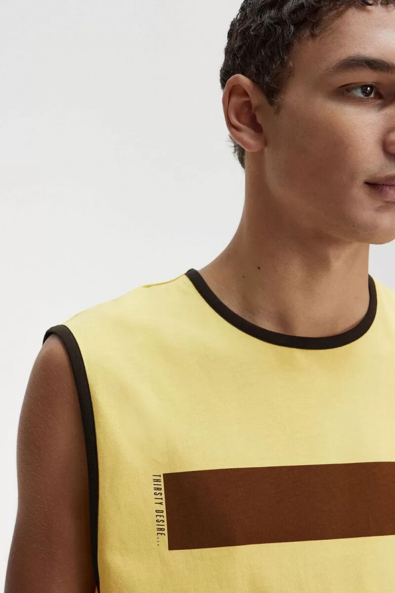 camiseta fred perry con estampado de hombre en color lima sucio