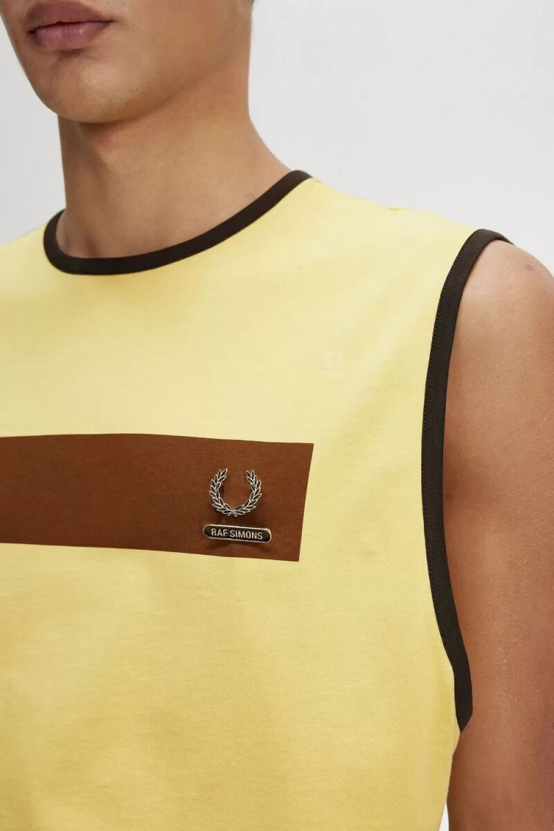 camiseta fred perry con estampado de hombre en color lima sucio