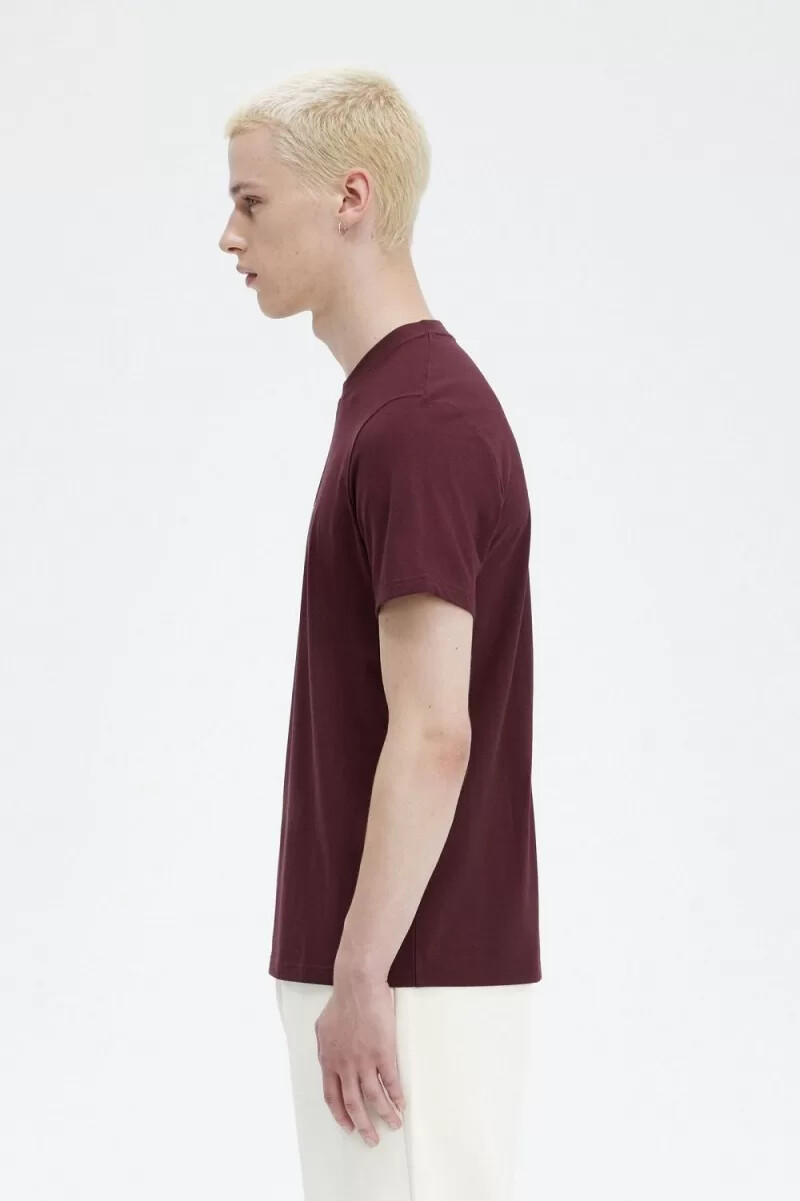 camiseta bordada fred perry para hombre color sangre de buey