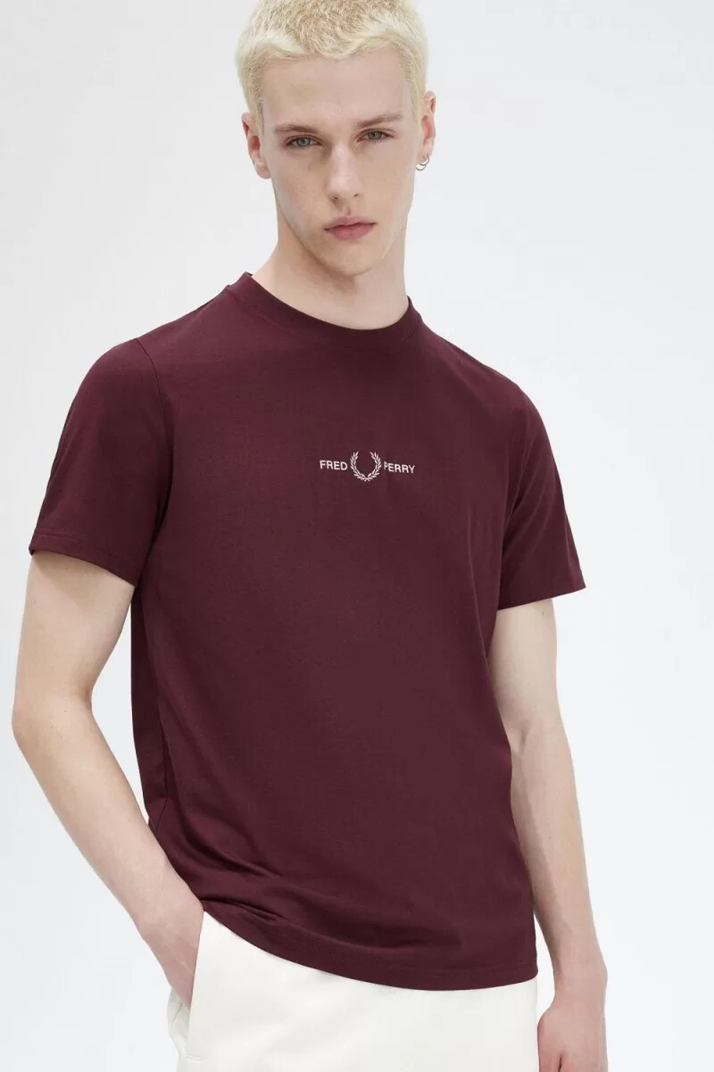camiseta bordada fred perry para hombre color sangre de buey