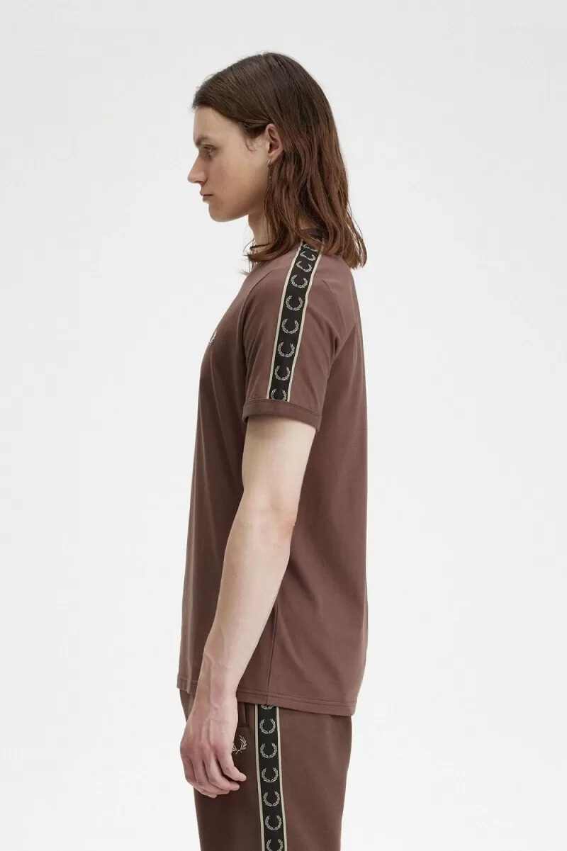 camiseta fred perry con ribetes y cinta en contraste para hombre color rojo oscuro y gris cálido