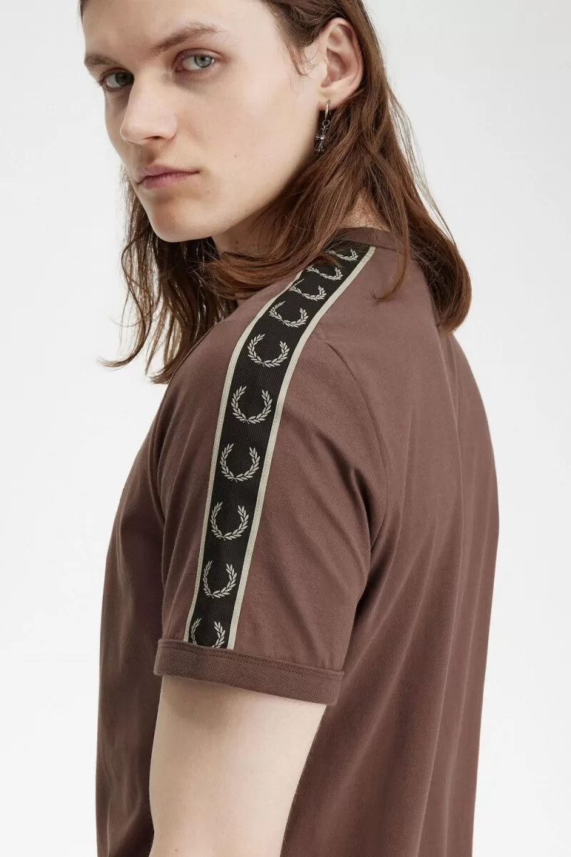 camiseta fred perry con ribetes y cinta en contraste para hombre color rojo oscuro y gris cálido
