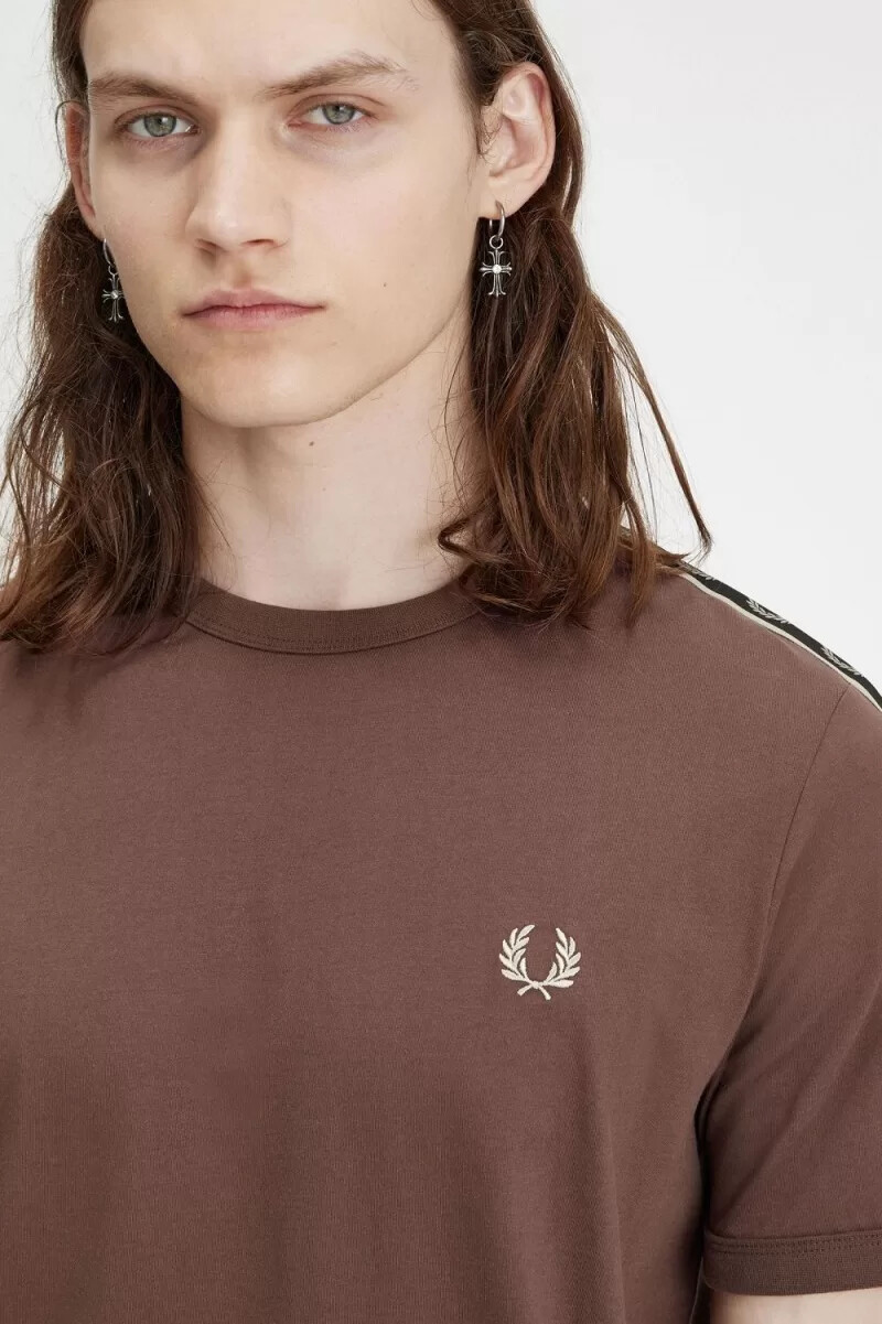 camiseta fred perry con ribetes y cinta en contraste para hombre color rojo oscuro y gris cálido