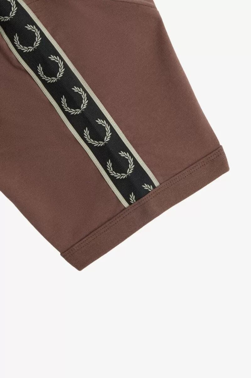 camiseta fred perry con ribetes y cinta en contraste para hombre color rojo oscuro y gris cálido