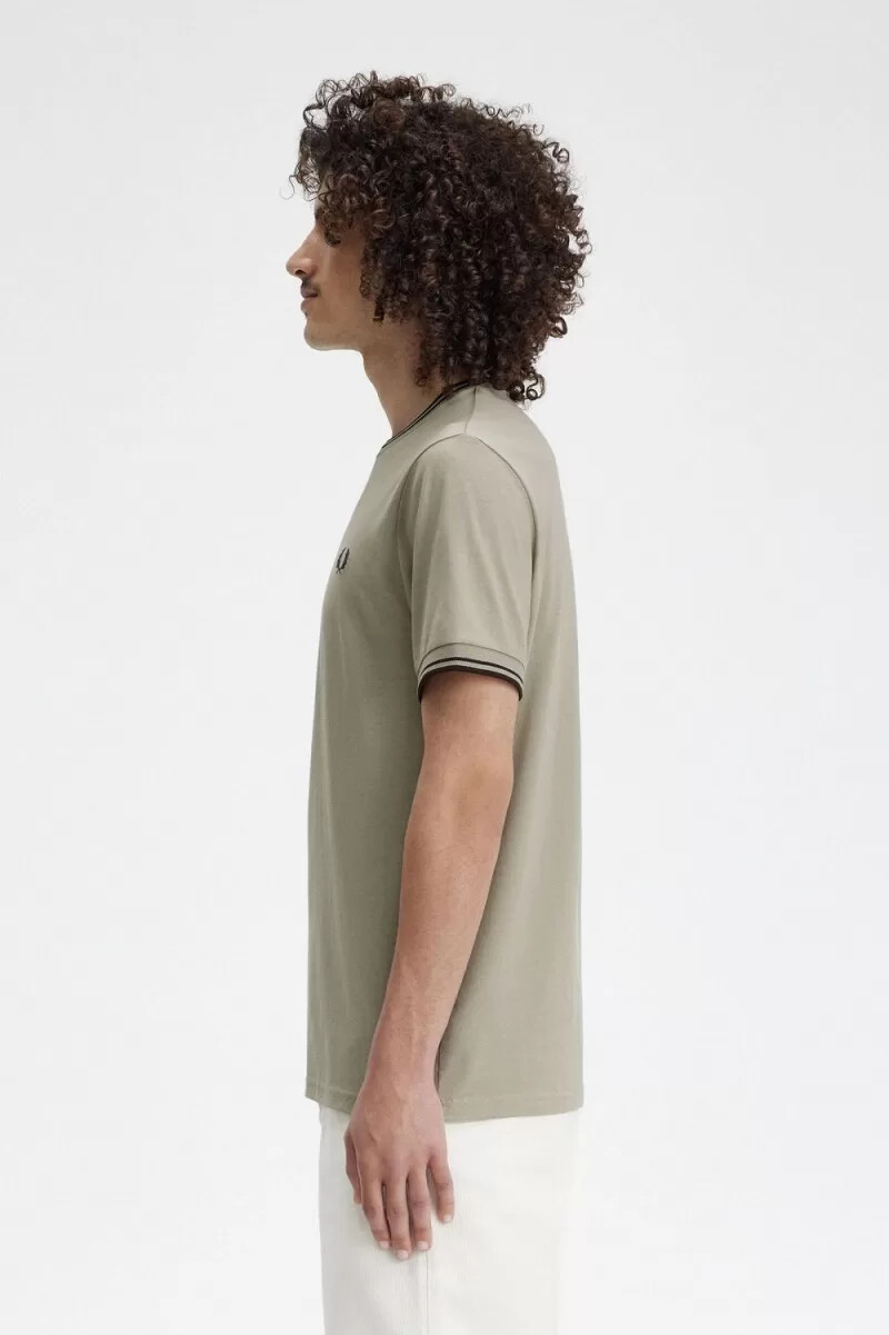 camiseta fred perry twin tipped para hombre gris cálido rojo oscuro