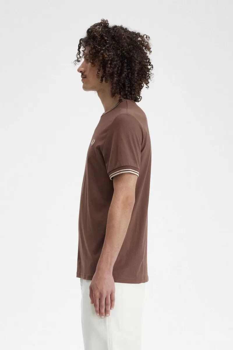 camiseta fred perry twin tipped para hombre color rojo oscuro y gris cálido
