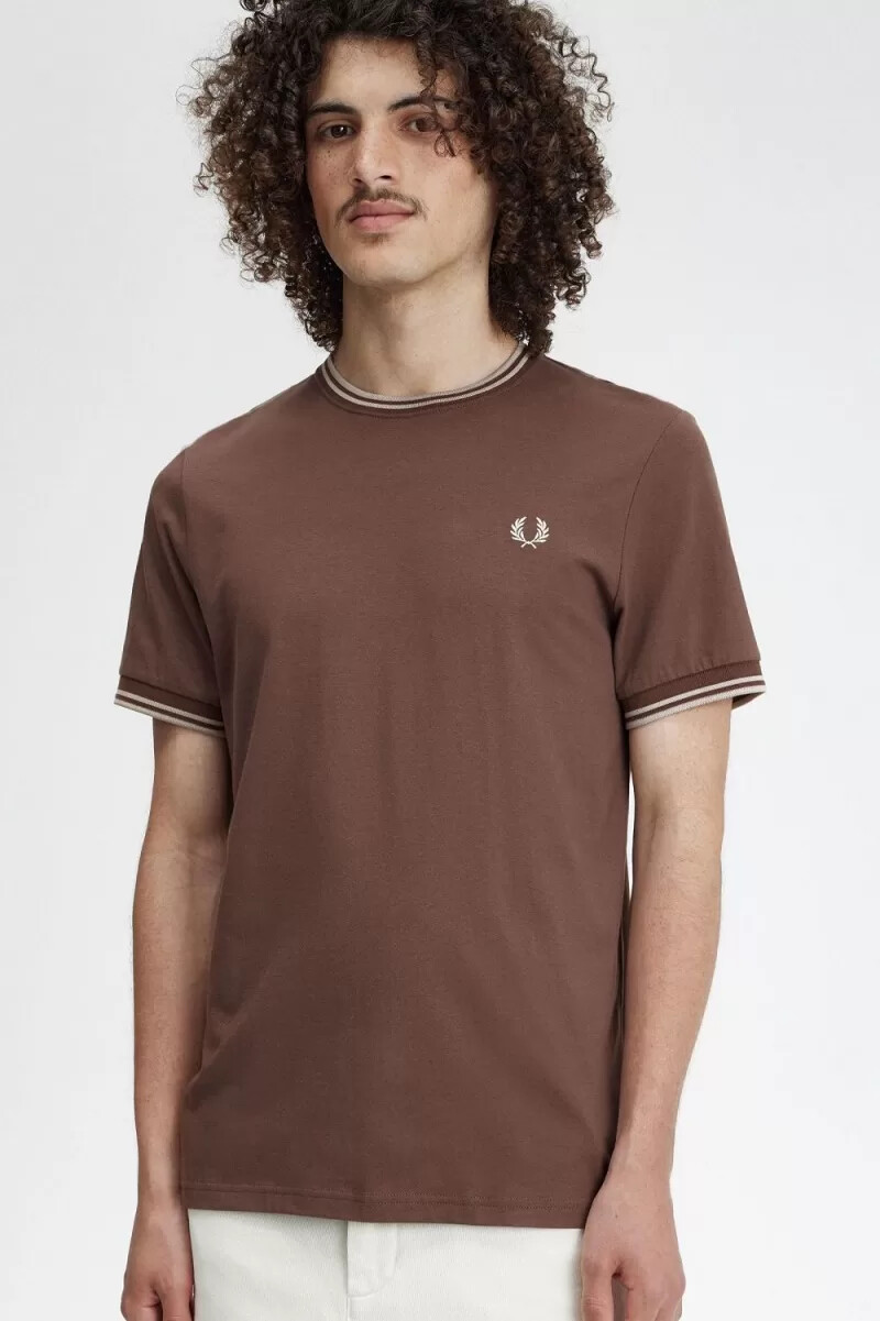 camiseta fred perry twin tipped para hombre color rojo oscuro y gris cálido
