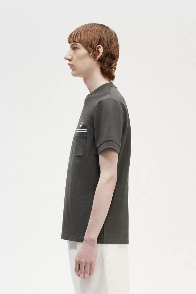 camiseta fred perry con bolsillo doble con ribete para hombre verde campo