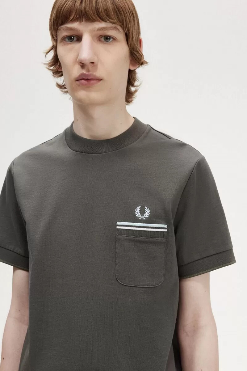 camiseta fred perry con bolsillo doble con ribete para hombre verde campo