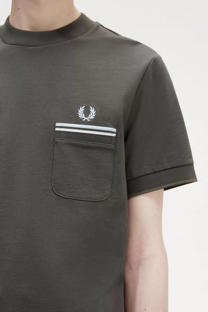 camiseta fred perry con bolsillo doble con ribete para hombre verde campo