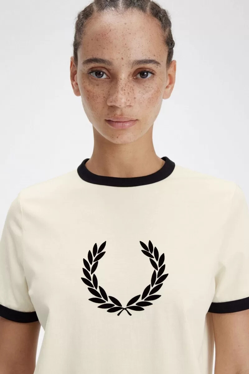 camiseta fred perry con corona de laurel flocada para mujer en beige