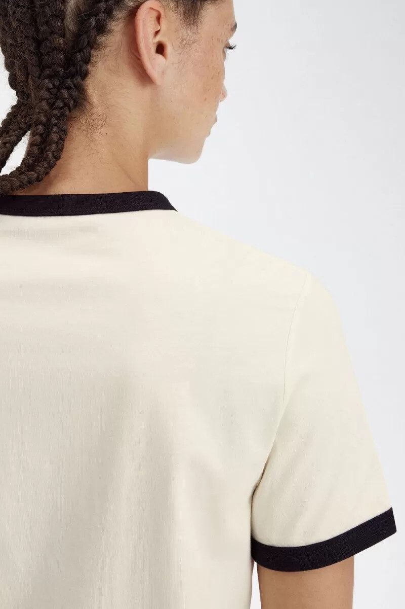 camiseta fred perry con corona de laurel flocada para mujer en beige