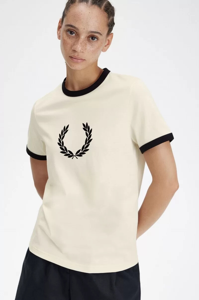 camiseta fred perry con corona de laurel flocada para mujer en beige