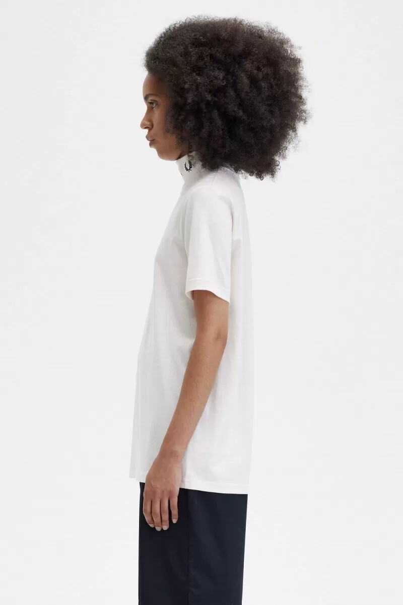 camiseta de cuello alto fred perry laurel wreath para mujer en tono melocotón sedoso