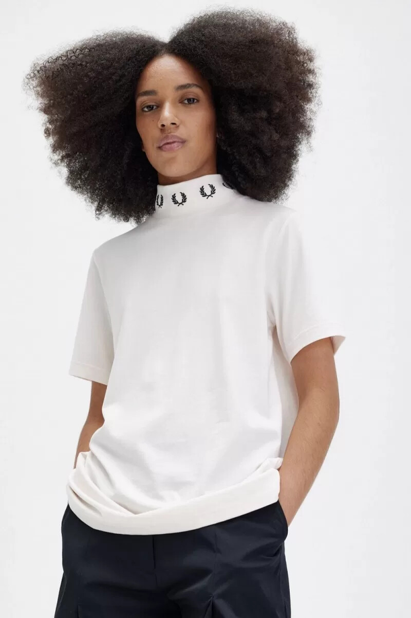 camiseta de cuello alto fred perry laurel wreath para mujer en tono melocotón sedoso
