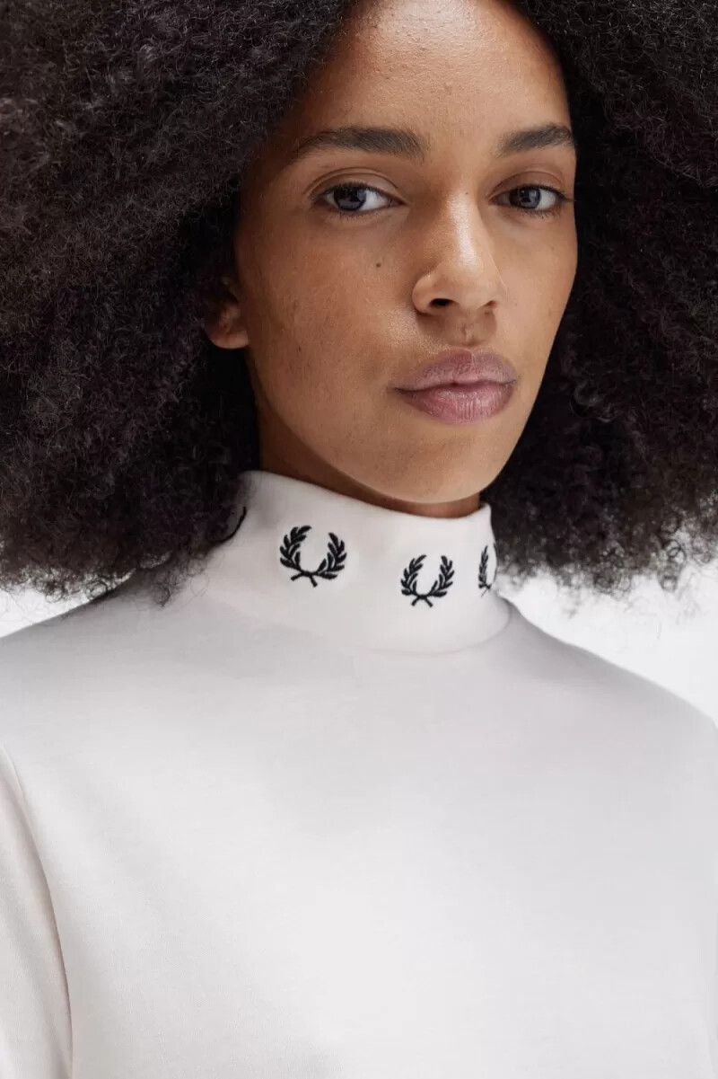 camiseta de cuello alto fred perry laurel wreath para mujer en tono melocotón sedoso