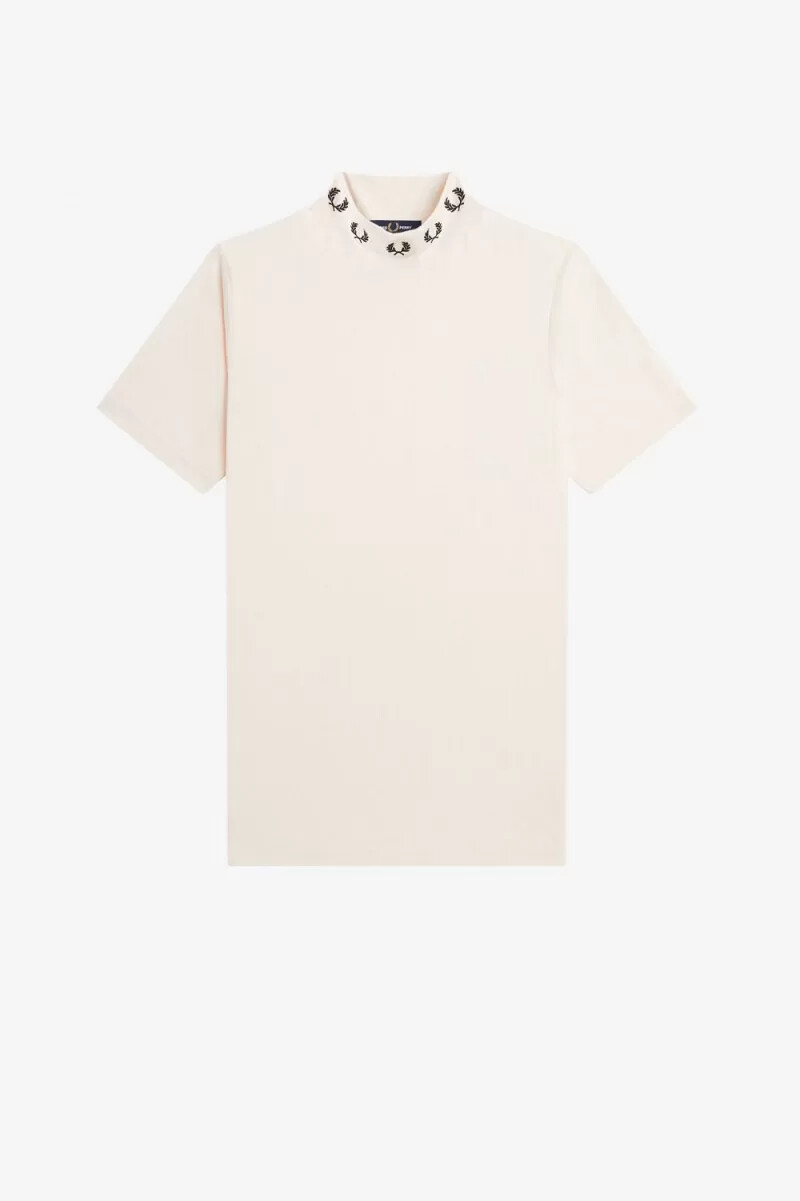 camiseta de cuello alto fred perry laurel wreath para mujer en tono melocotón sedoso