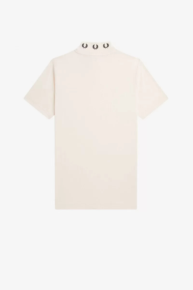 camiseta de cuello alto fred perry laurel wreath para mujer en tono melocotón sedoso