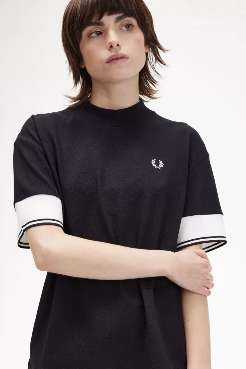 camiseta de piqué con puños con ribete de fred perry para mujer color negro