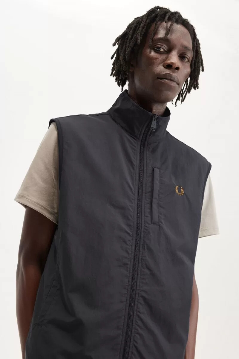 chaleco de nailon fred perry para hombre color gris ancla