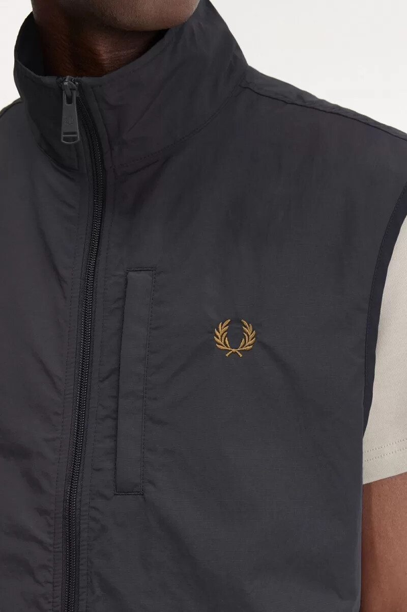 chaleco de nailon fred perry para hombre color gris ancla