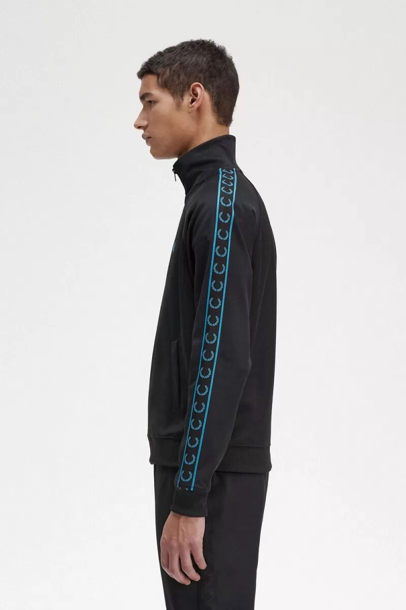 chaqueta deportiva fred perry con cinta en contraste para hombre color negro y azul cibernético