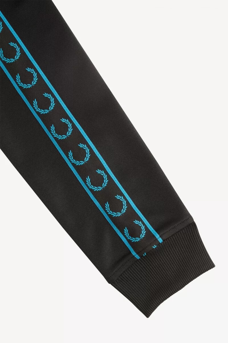 chaqueta deportiva fred perry con cinta en contraste para hombre color negro y azul cibernético