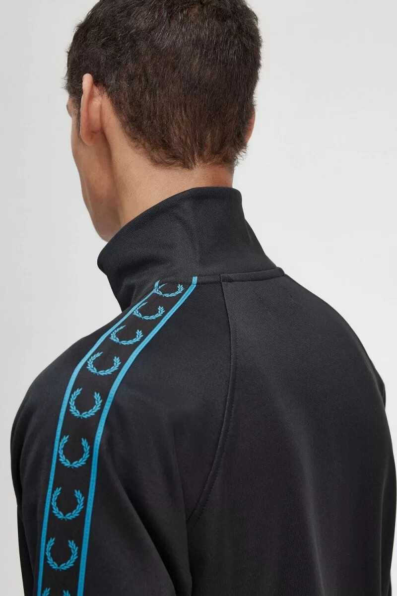 chaqueta deportiva fred perry con cinta en contraste para hombre color negro y azul cibernético