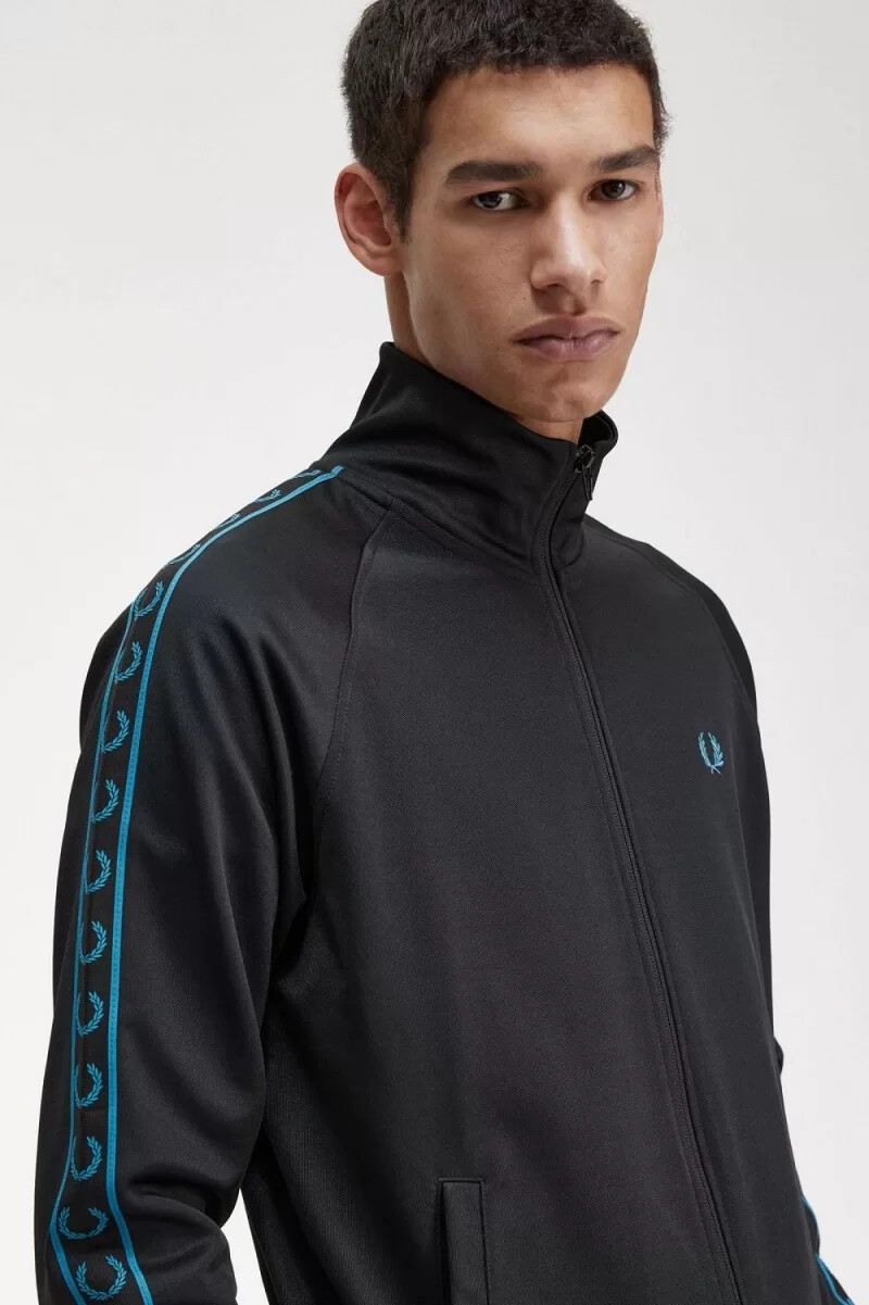 chaqueta deportiva fred perry con cinta en contraste para hombre color negro y azul cibernético