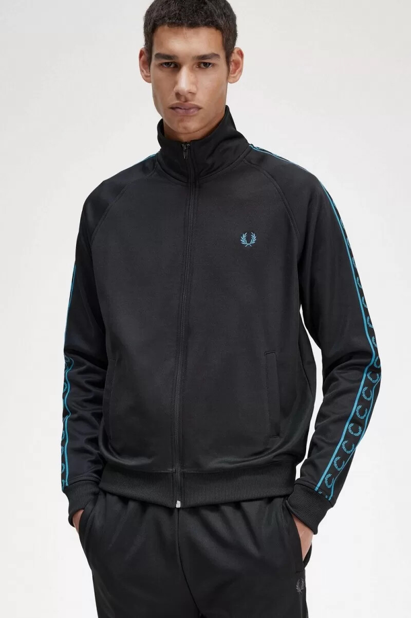 chaqueta deportiva fred perry con cinta en contraste para hombre color negro y azul cibernético