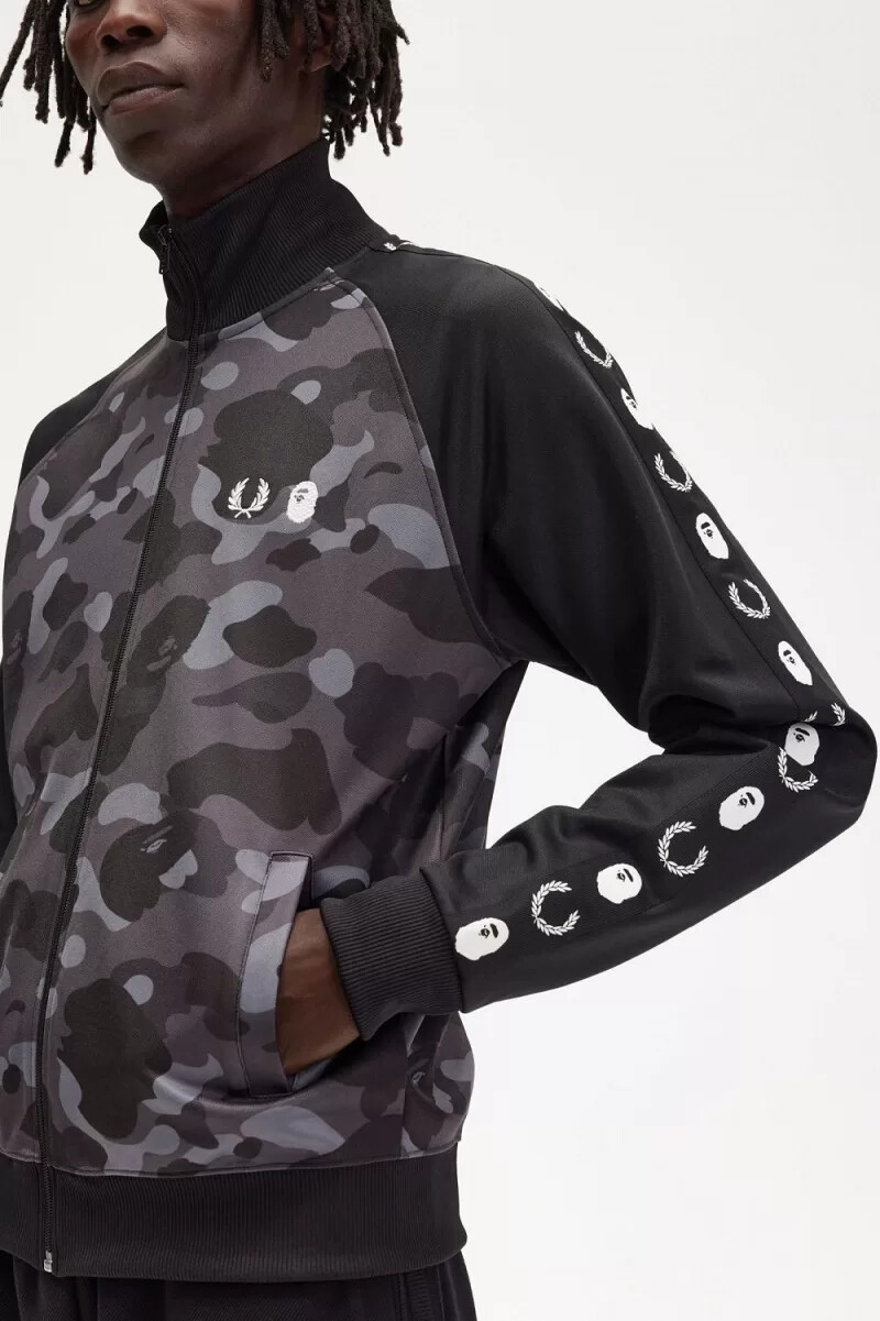 chaqueta deportiva fred perry con panel de camuflaje para hombre color negro