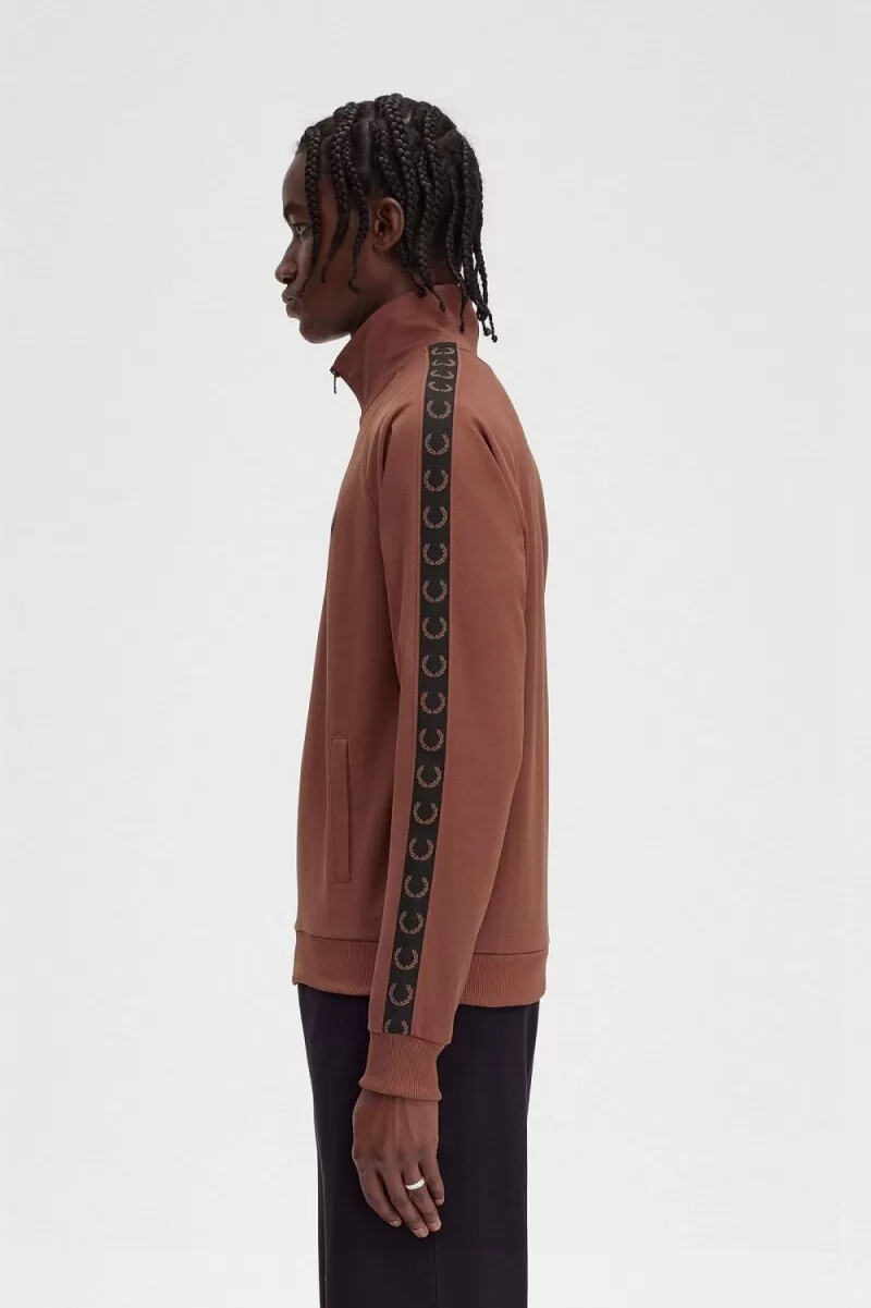 chaqueta deportiva fred perry con cinta en contraste para hombre color marrón whisky y negro
