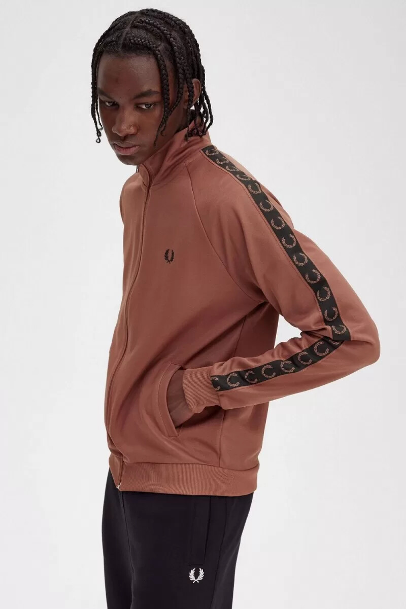 chaqueta deportiva fred perry con cinta en contraste para hombre color marrón whisky y negro