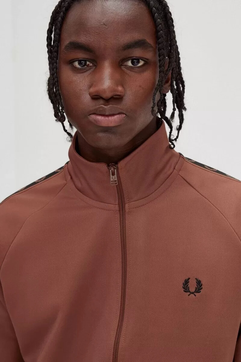 chaqueta deportiva fred perry con cinta en contraste para hombre color marrón whisky y negro