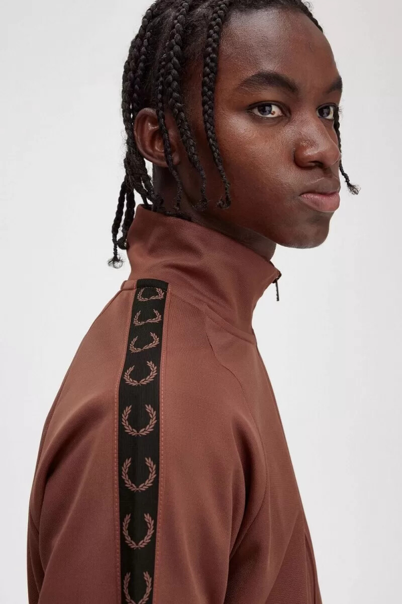 chaqueta deportiva fred perry con cinta en contraste para hombre color marrón whisky y negro