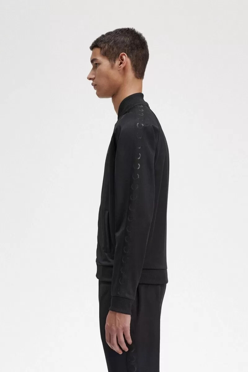 chaqueta deportiva fred perry tonal tape para hombre color negro