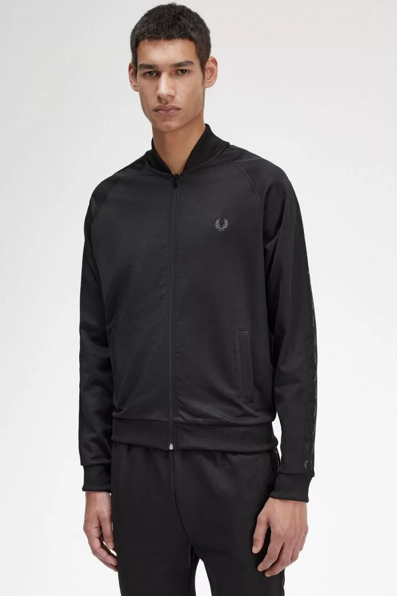 chaqueta deportiva fred perry tonal tape para hombre color negro