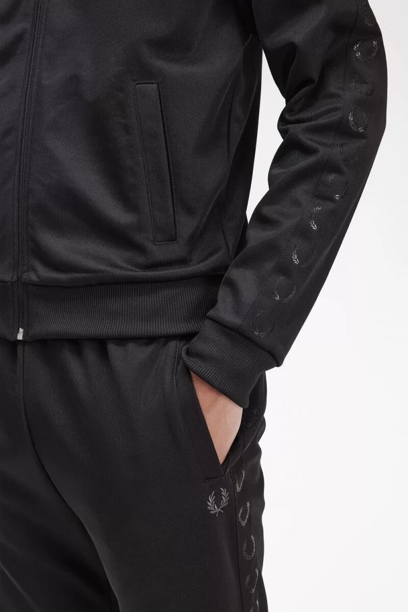 chaqueta deportiva fred perry tonal tape para hombre color negro