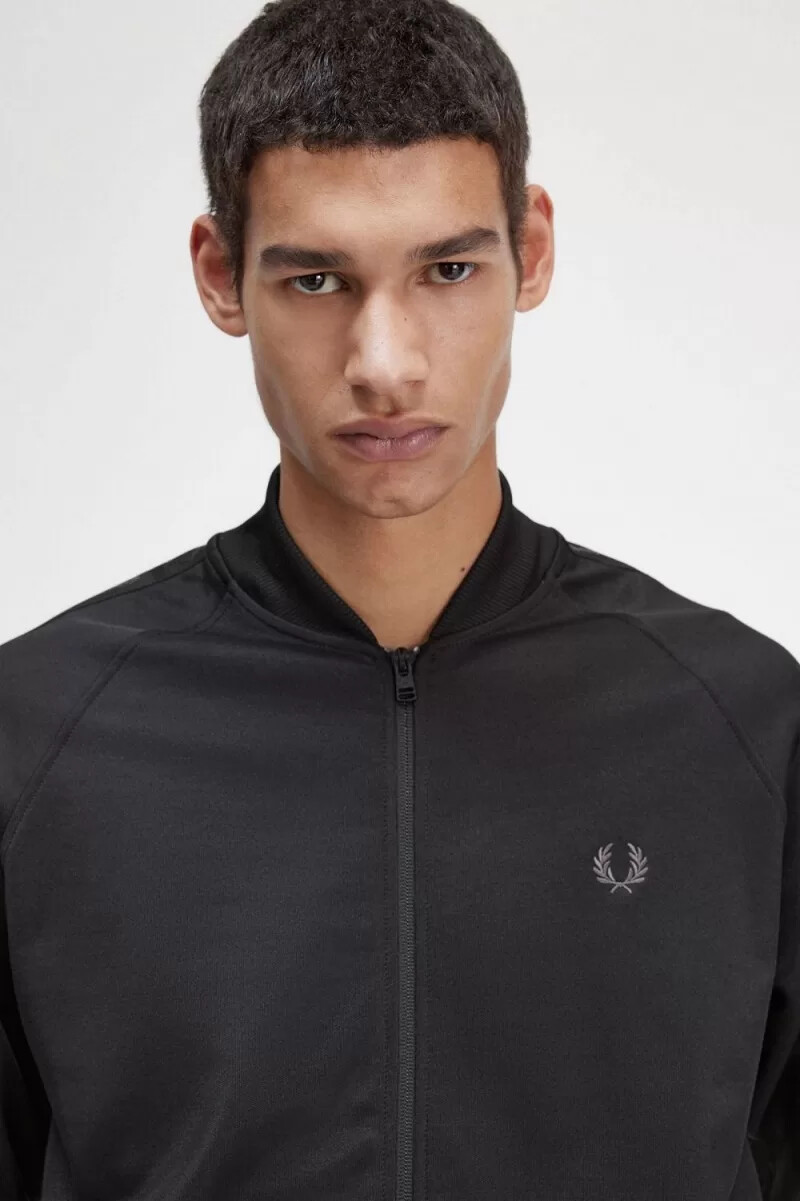 chaqueta deportiva fred perry tonal tape para hombre color negro
