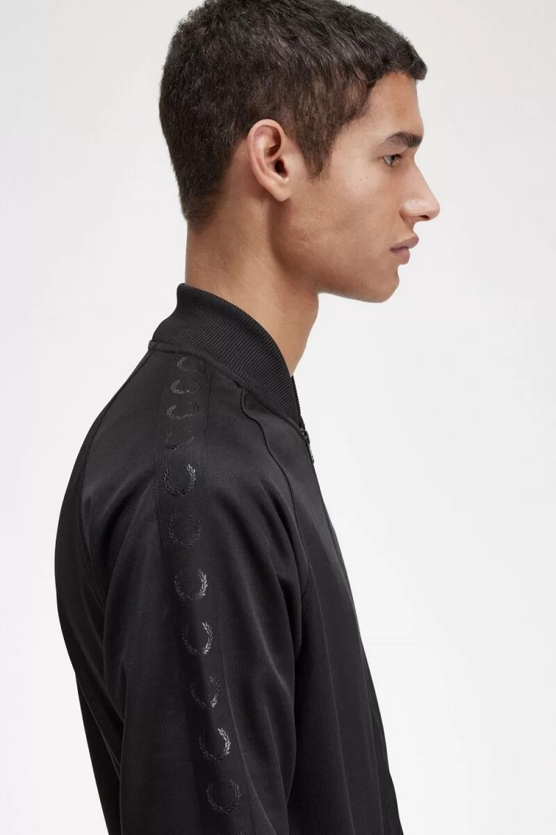 chaqueta deportiva fred perry tonal tape para hombre color negro