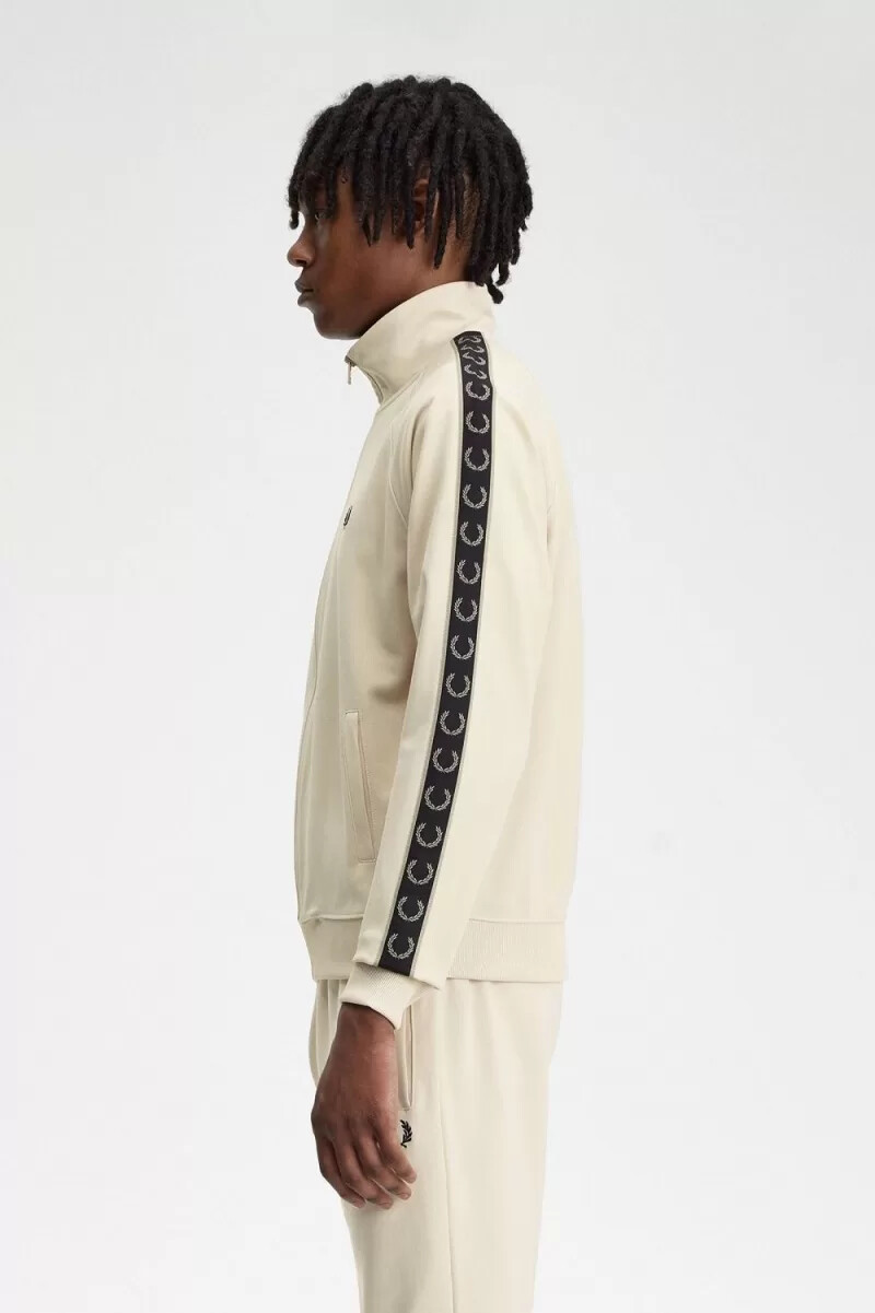 chaqueta deportiva fred perry con cinta en contraste para hombre color avena y gris cálido