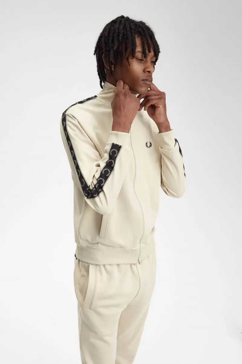 chaqueta deportiva fred perry con cinta en contraste para hombre color avena y gris cálido